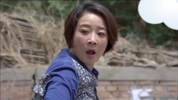 大妈上坡时溜车,结果突然撞上迎面而来的奔驰,这下麻烦了!