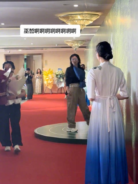 没想到巫哲顶着一张这么帅的脸，就爱写点大鸡蛋