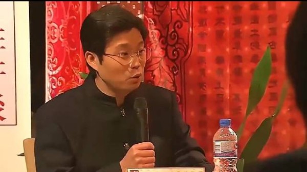 王迅怼国学大师名场面,怼的大师当场哑火,狼狈不堪