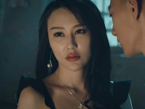在幽暗封闭的环境下,人性的猜忌与私心远比灵异更可怕