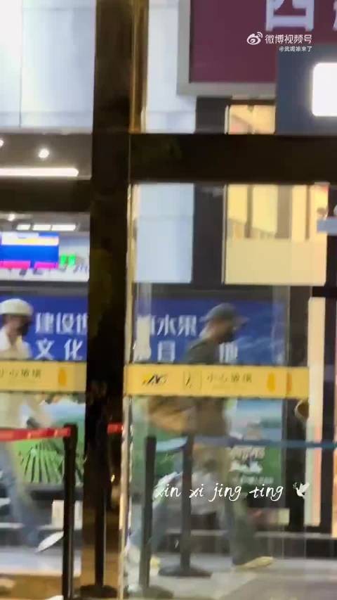 白敬亭手部缠纱布低调赶路,网友暖心祝愿