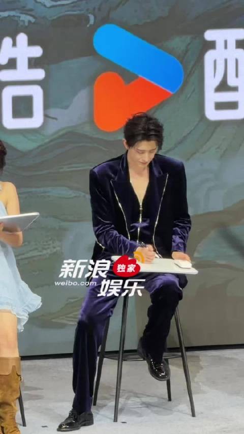 今日师兄太稳健稳稳的抽象大会画画环节…