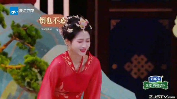 沈腾耍赖真是一绝,旋转挑战嘴比身子快,晓彤人都傻了