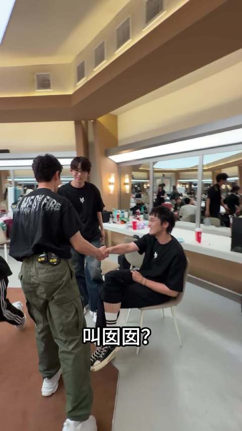 王传君叫曹骏囡囡,披哥后台物料引笑点