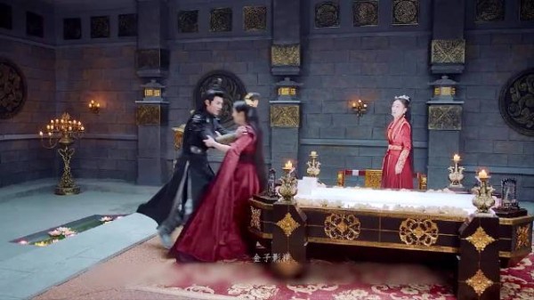 莫婉为了成全莫心和君清，选择和夜鸿奕同归于尽 ，陈哲远