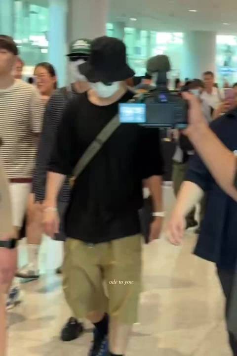 李东海260823仁川到达，捂脸变小猫