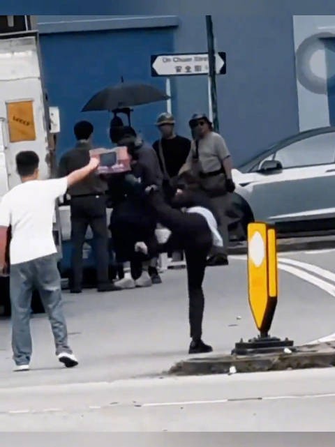 成毅穿西装完成高难度回旋踢