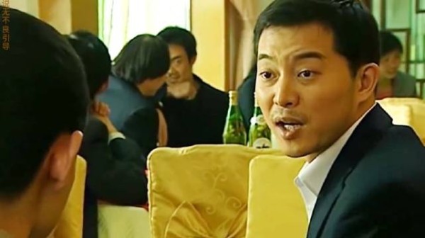 男人只是要瓶白酒,没想到竟被服务员瞧不起