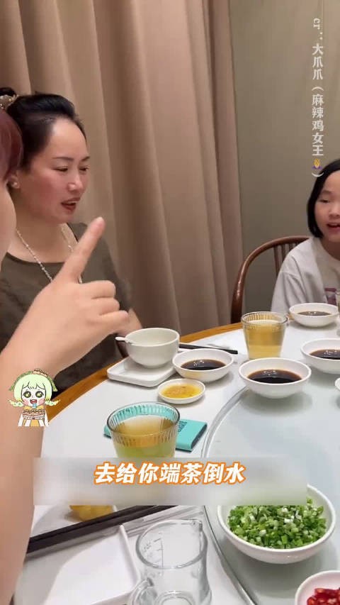 此刻,独立的女儿把妈妈重新养了一遍