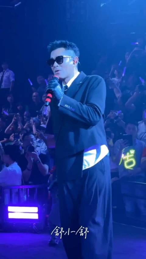 王嘉尔为古天乐设计红馆演唱会战袍，古天乐现场致谢