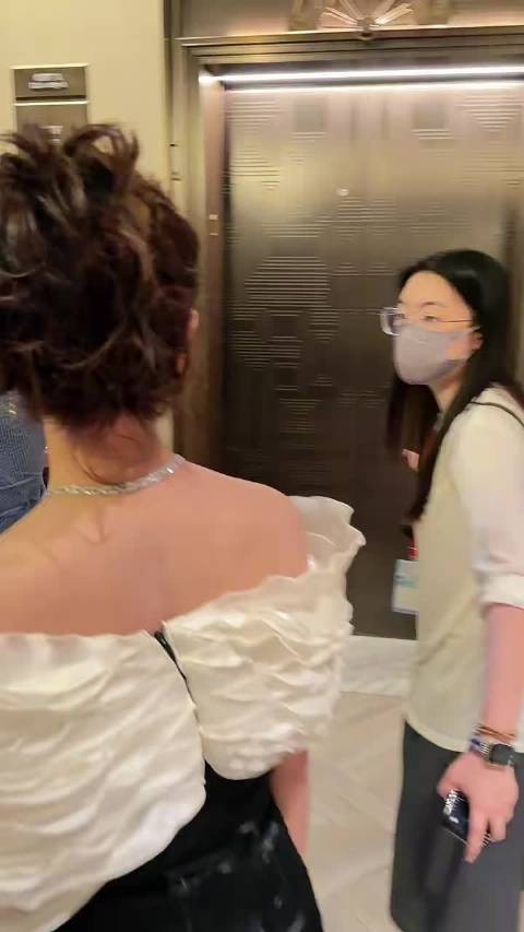 怎么会有这么可爱的人儿啊~~@万茜