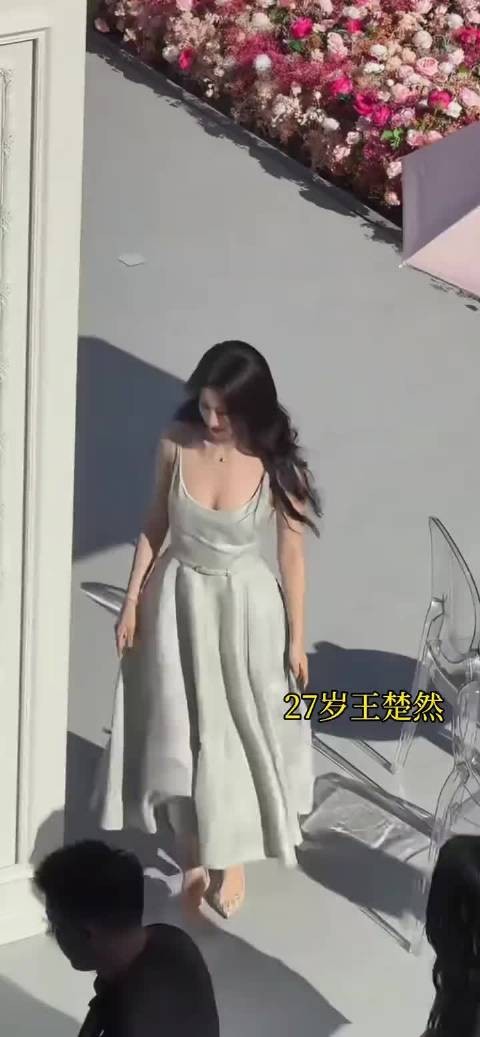 王楚然连影子都美的好突出啊