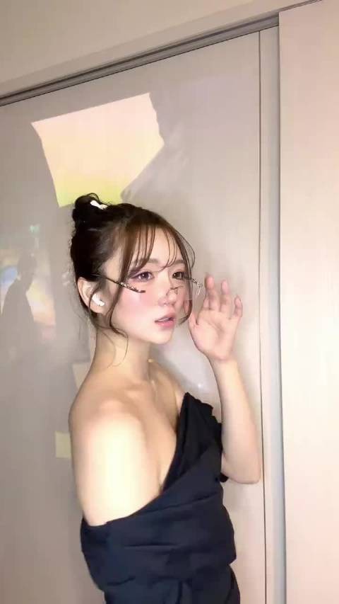 眼镜ol篠崎真的很有感觉