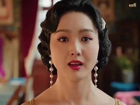 女人当众脱下自己的衣服