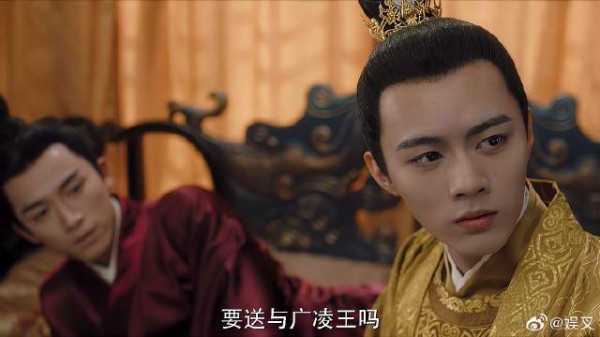 太监拿来美女画像 太子看到画中人，一眼便动心了