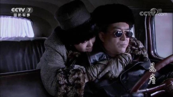 悬崖:秋妍跟周乙扮假夫妻,真妻子只能靠边,临行忍不住抱他