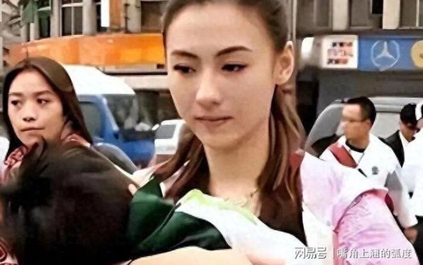 七夕刚过，张柏芝传来一大好消息，三胎谣言终结，谢霆锋一举表态