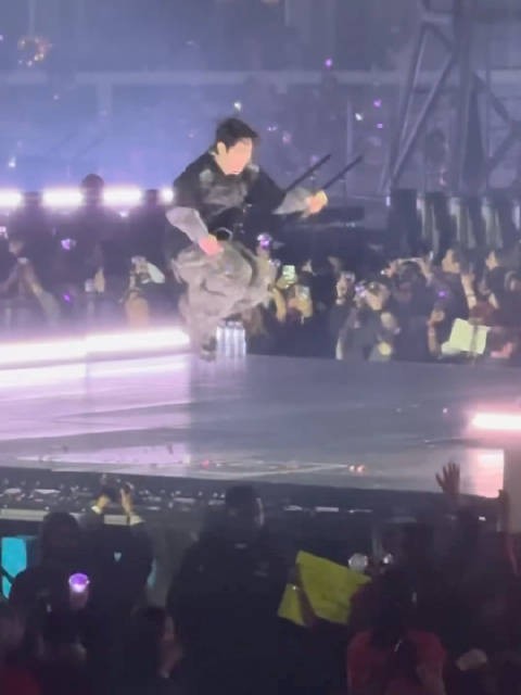 TEAR的时候突然跳起来开始跳舞ww 260823 BTS世巡 多伦多演唱会Day2 ‪