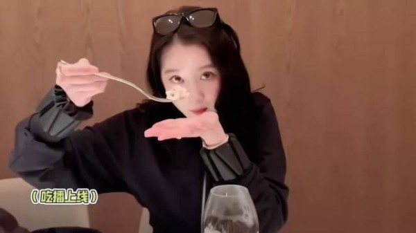 经常请吃饭的漂亮姐姐 关晓彤就这样吃吃喝喝美美 想和姐姐一起打卡减脂餐