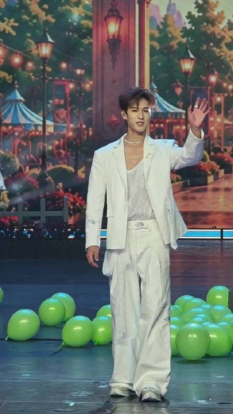 李昀锐跳舞后胸口出汗，舞台张力十足