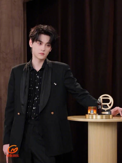 田栩宁欧莱雅直播表演魔术，<a target=