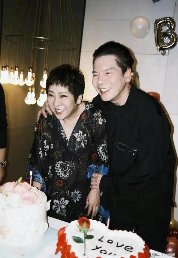 向佐公开质问母亲向太，拒绝把家事公开谈论，称家事应关起门解决