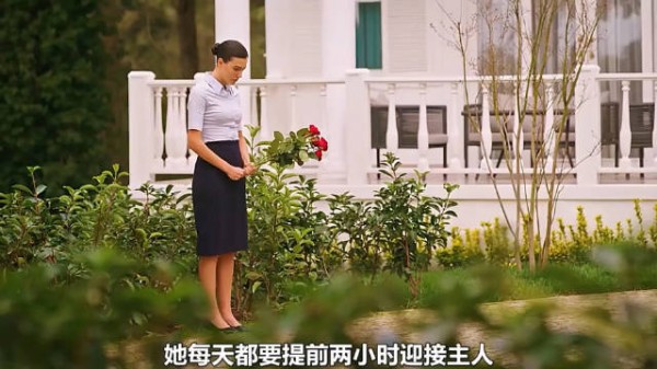 女孩每天都要提前两小时迎接主人，还要捧着最新鲜的玫瑰花