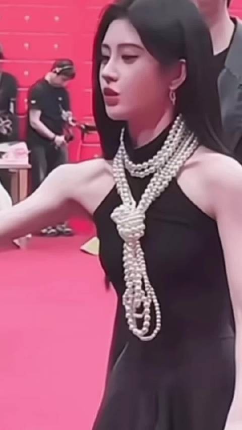 鞠婧祎这肩膀怎么回事