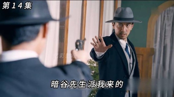 女人被铐在床上趁机逃走