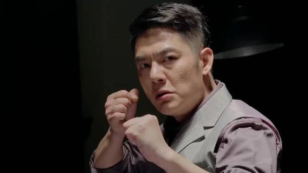 卧底侥幸逃过一劫，下一秒又陷危险之中