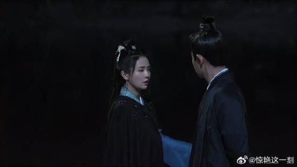 周生辰和姑娘夜游渭河 谁知突然下了雨，她却不想回城