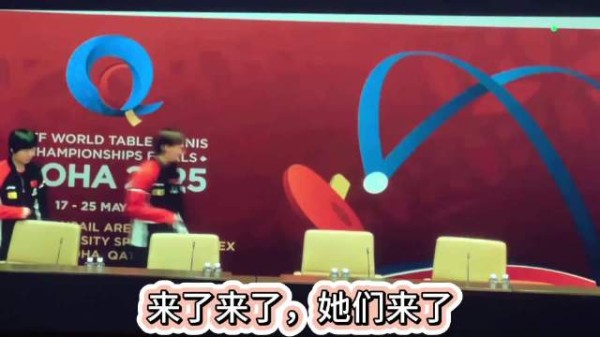 蒯曼：我被做局了，她们不光合照让我站中间，她们带手机也没告诉我哈哈
