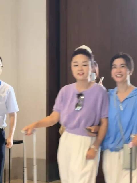 李晟与Lisa榕手挽手合体,引爱五重聚猜测