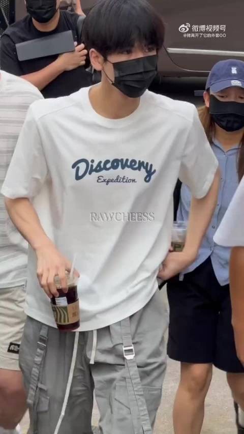 张凌赫今日上班路透，顺毛白T好乖啊！