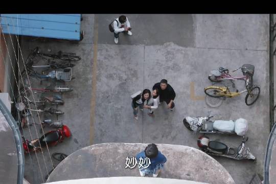 妙妙站上楼顶,只为确认自己在爸爸妈妈心目中的重要性