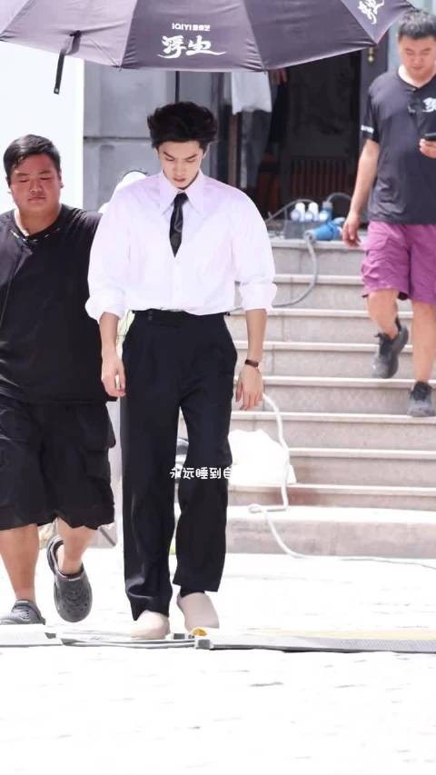 陈哲远浮生今日份新鲜路透小合集,走路完全是daddy级别啊