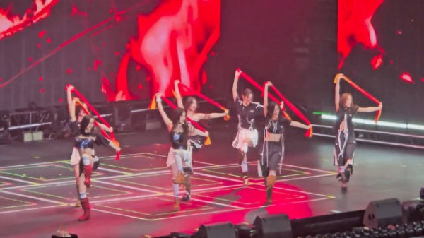 女团唱跳了电影《功夫女足》的插曲,前面声音一响整个人都燃起来了
