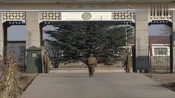 中将司令下连队当兵，遭班长报复连站三班岗，团长怒火冲天