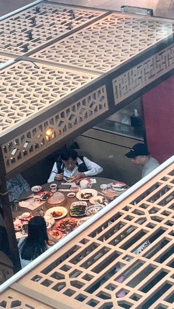 香港乐坛教父81岁罕见现身，精神状态极佳，亲弟是宝丽金幕后大佬