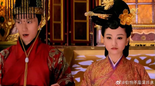 皇后扶持儿子登基，儿子决定让她不悦，由贵妃执掌凤印