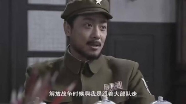 奸细在台上耀武扬威谁知中央派来大人物,当场揭穿身份