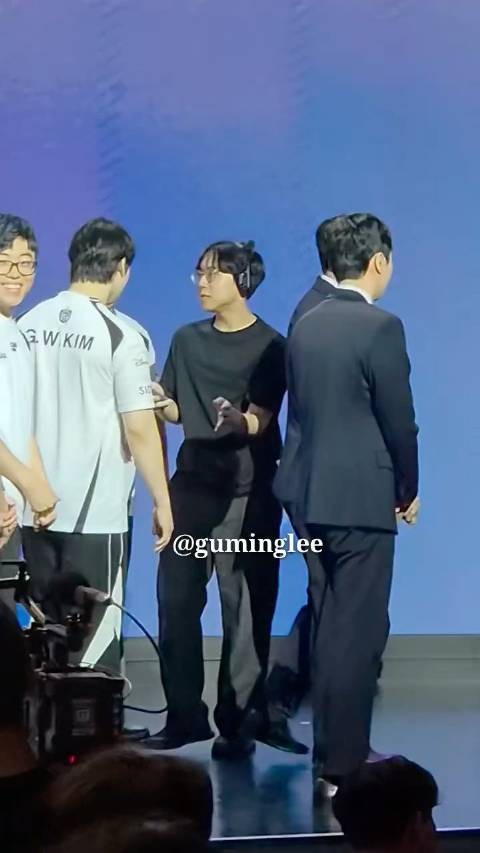 Zeka，Gumayusi和Keria在聊什么这么开心 Cr.Guminglee