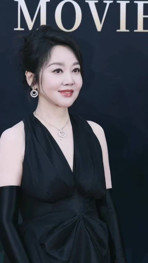 闫妮主流奖大满贯后再冲金鹰奖
