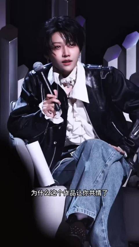 看着她默默擦拭眼泪的画面，屏幕前不少观众也跟着被带动，心里泛起满满的感慨