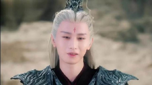 毕竟是统一过六界的尊主,玄夜气场太强了,“父慈子孝”名场面