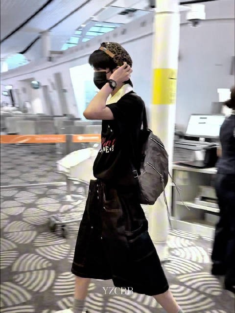 杨博文北京重庆帽子反戴好有个性 这一身私服穿搭好帅!杨博文回重庆了