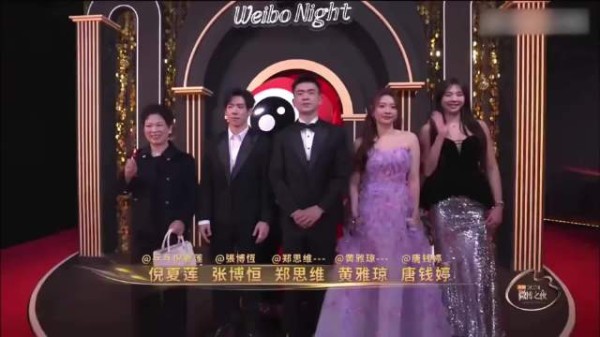 运动员也能这么美!黄雅琼花瓣礼服登场,宛如仙女下凡!