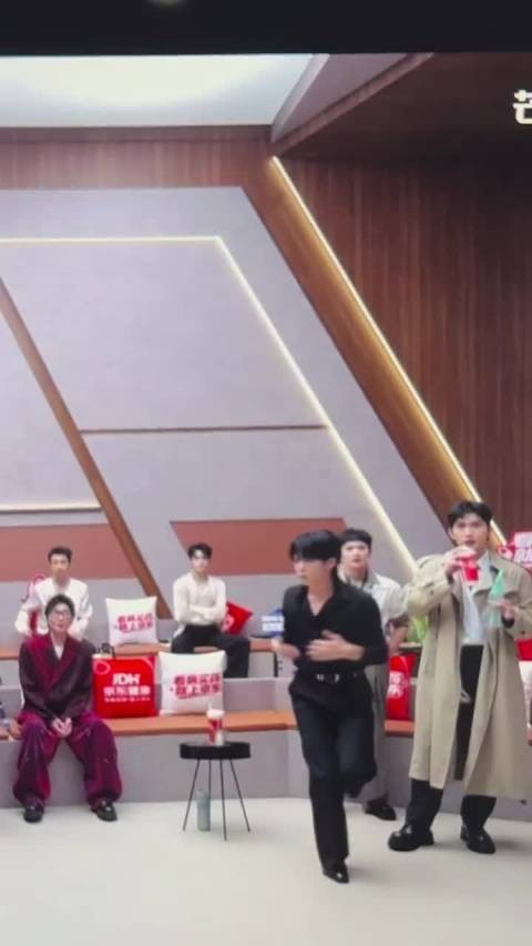王赫野就这样又又又随地大小跳起来了,完全东北舞王上线