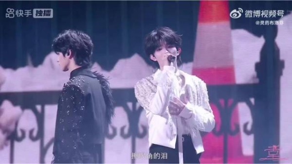朱志鑫苏新皓双人舞台《一万遍》!声线适配,默契天成,舞台氛围感直接拉满