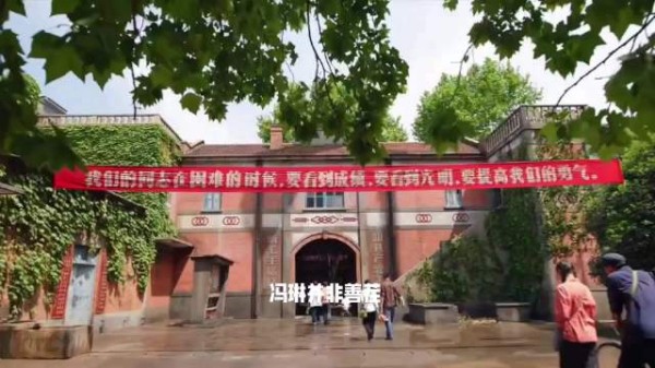 冯琳并非善茬，心中愤恨难平，找来一桶油漆，将房子的墙面弄得脏乱不堪